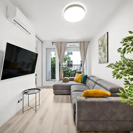 Stylish Flat - Balcony & Private Parking *