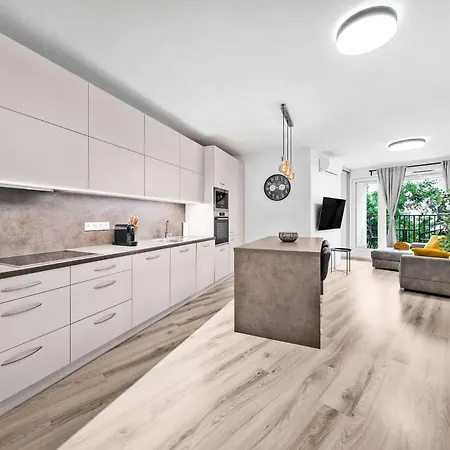 Stylish Flat - Balcony & Private Parking Apartment