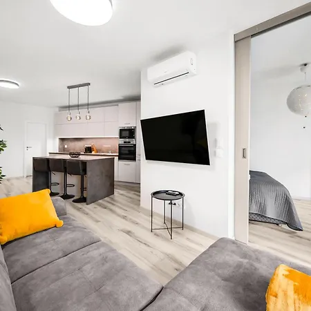 Stylish Flat - Balcony & Private Parking شقة