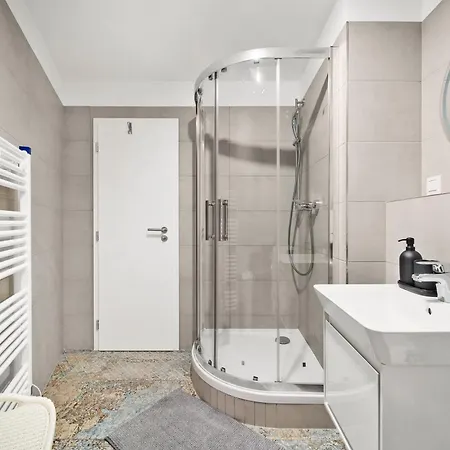 Stylish Flat - Balcony & Private Parking Bratislava