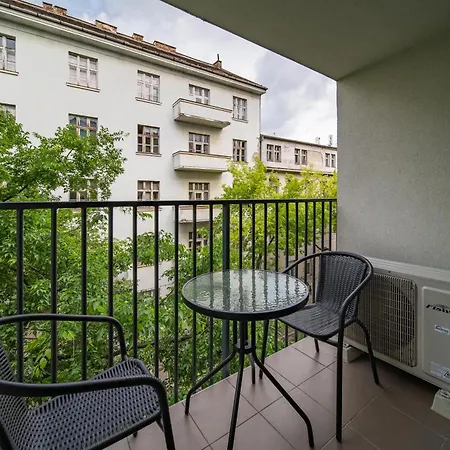 Stylish Flat - Balcony & Private Parking Apartment *