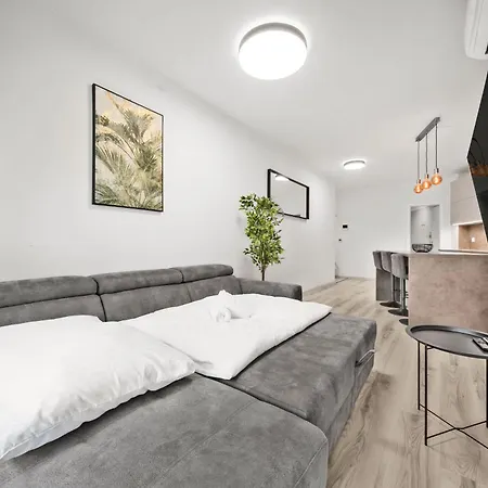 Stylish Flat - Balcony & Private Parking