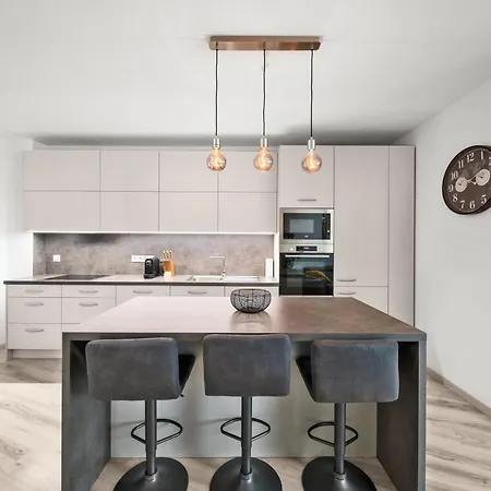 Stylish Flat - Balcony & Private Parking *
