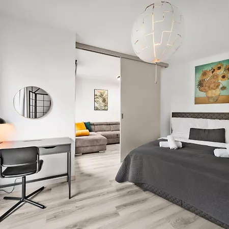 Apartment Stylish Flat - Balcony & Private Parking *