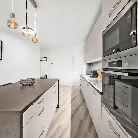 Apartment Stylish Flat - Balcony & Private Parking *