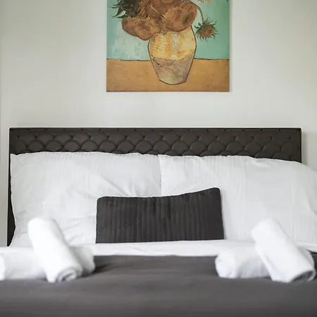 Apartment Stylish Flat - Balcony & Private Parking *