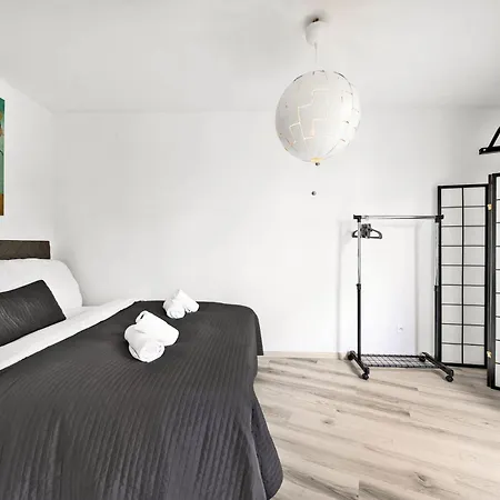 Stylish Flat - Balcony & Private Parking شقة
