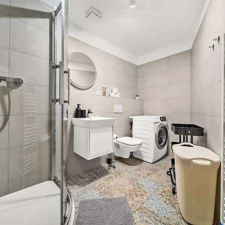 Stylish Flat - Balcony & Private Parking شقة براتسيلافا