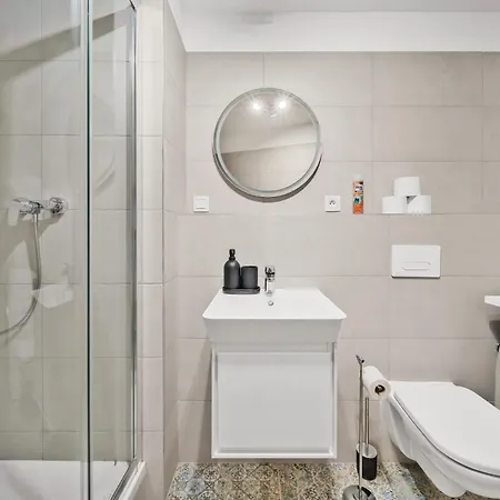 Stylish Flat - Balcony & Private Parking Apartment